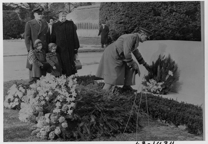 Eleanor Roosevelt And Children At Franklin D Roosevelt Grave Hyde Park New York Harry S Truman