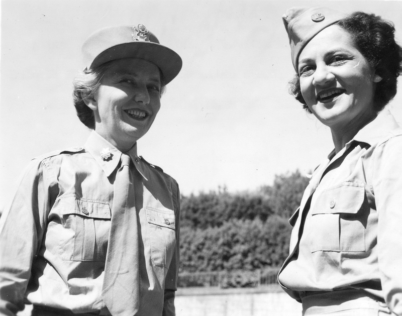 Lieutenant Colonel Westray Battle Boyce Visits with a Women's Army ...